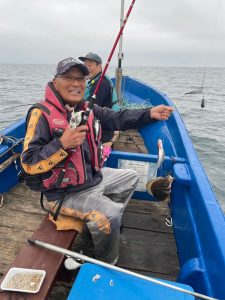 船上でソウハチを釣りあげた笑顔の男性